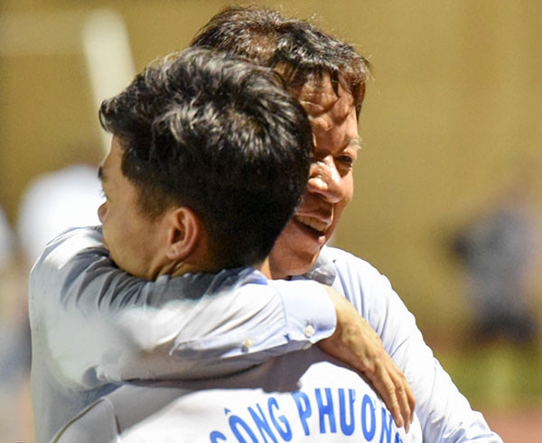 Trưởng đoàn HAGL: Công Phượng chỉ giục Tuấn Mạnh đứng dậy