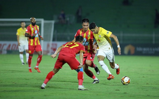 Từ chiếc áo mang vết máu đến cơn giận của HLV Gong