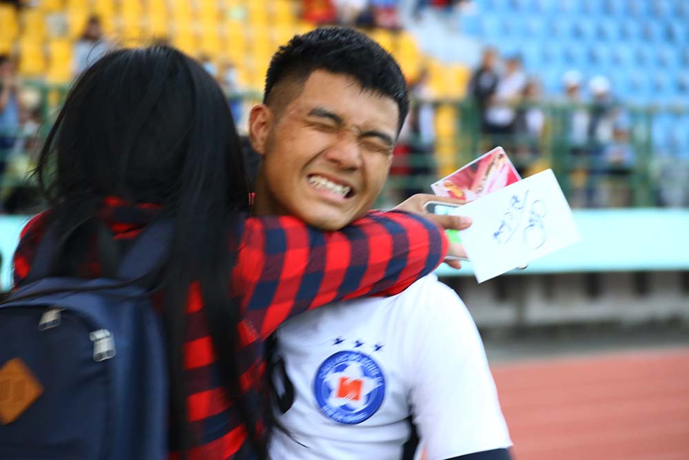 Tuyển thủ U23 Việt Nam “đứng hình” khi bị fan nữ ôm chặt trên sân Gò Đậu