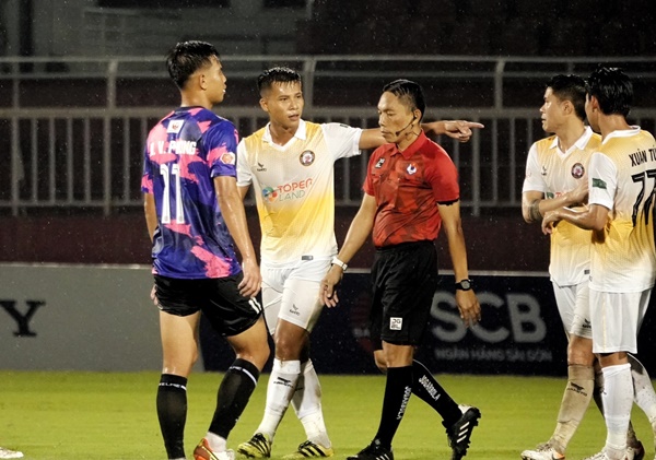 V-League lại nhờ ‘vua ngoại’, trọng tài Việt Nam nên tự ái