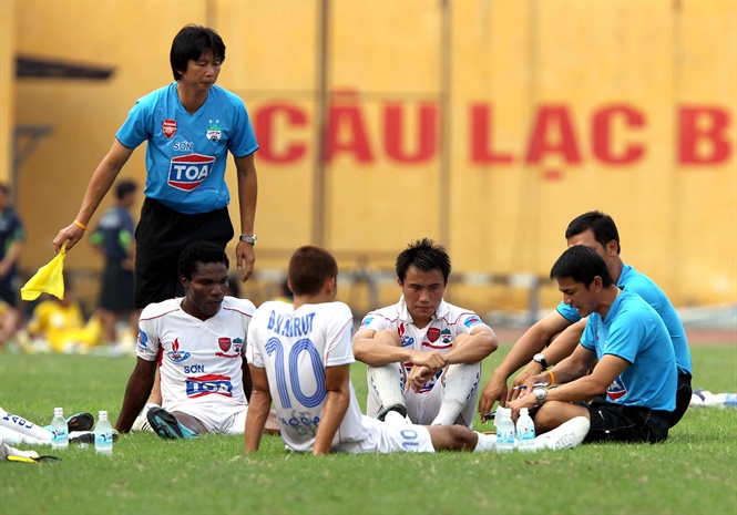 V-League và gã hàng xóm ồn ào…