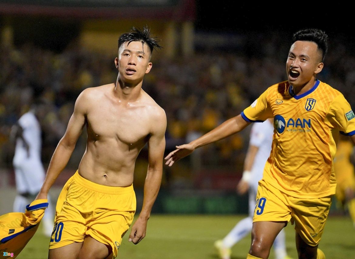 Văn Đức lập siêu phẩm giúp SLNA lên ngôi đầu bảng