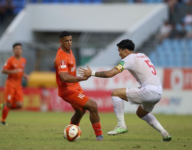 Văn Hậu được bênh vực sau pha thúc cùi chỏ; HLV cá tính chỉ thẳng nhà vô địch V-League