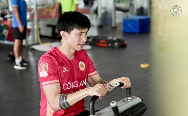 Văn Hậu quyết đấu Jason Quang Vinh