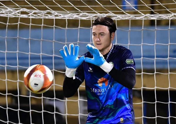 Văn Lâm chấn thương nặng