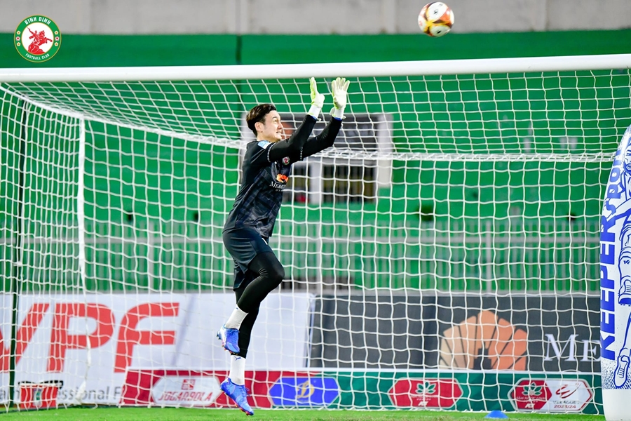 Văn Lâm mắc sai lầm, HLV Popov gửi lời khen