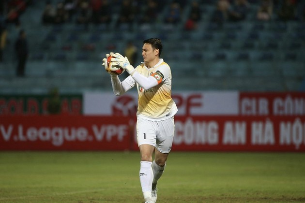 Văn Lâm sắp ký hợp đồng khủng?; CLB Thai League muốn ‘cướp’ HLV cá tính nhất V-League