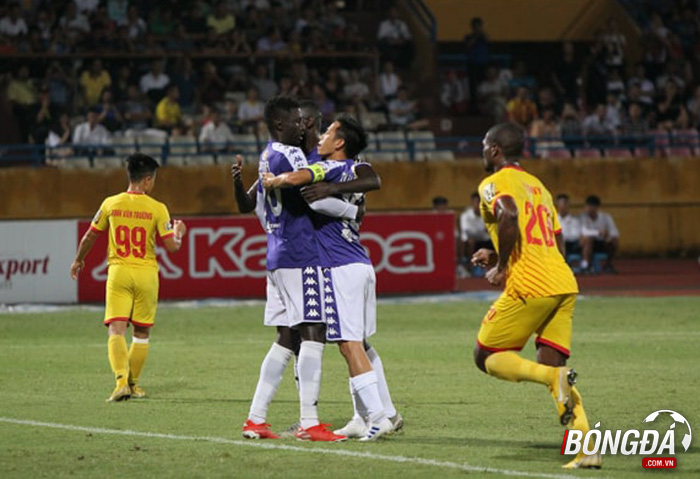 Văn Quyết toả sáng, Hà Nội vùi dập Nam Định với tỷ số của set tennis