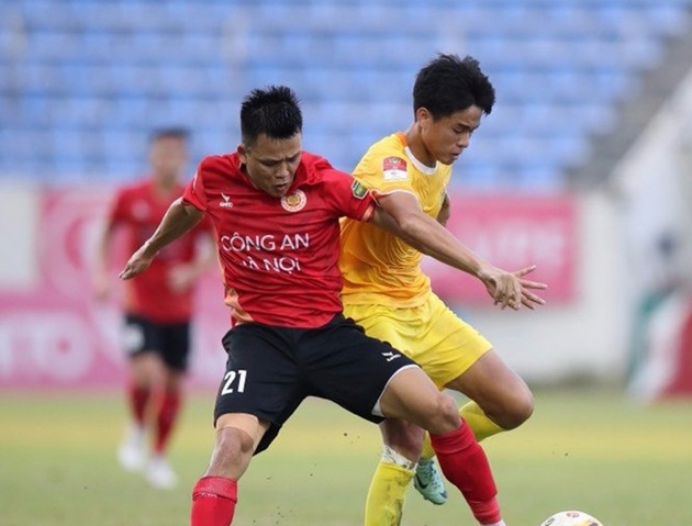 Văn Thanh nhận thẻ đỏ, CAHN gục ngã trước Quảng Nam