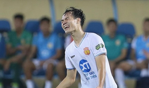 Văn Toàn dính chấn thương