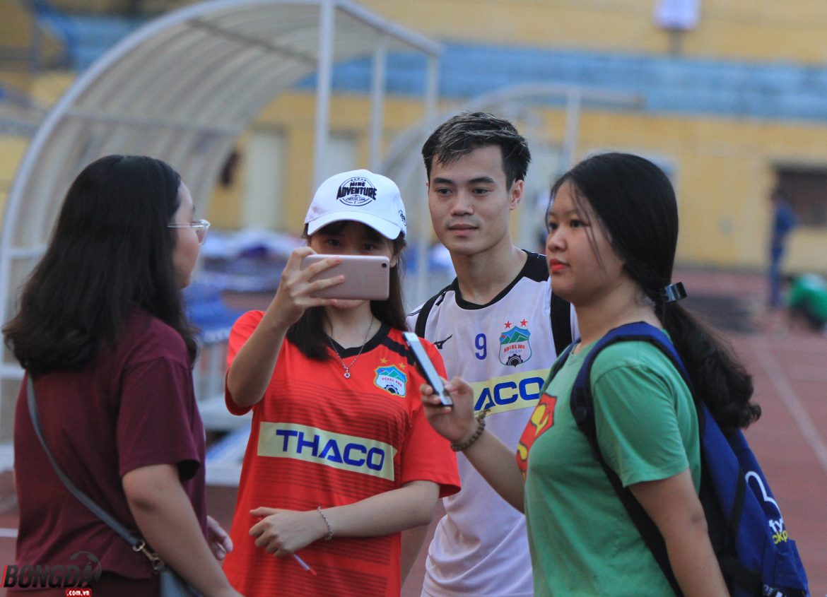 Văn Toàn, Xuân Trường, Văn Thanh bị cổ động viên “vây hết đường về”