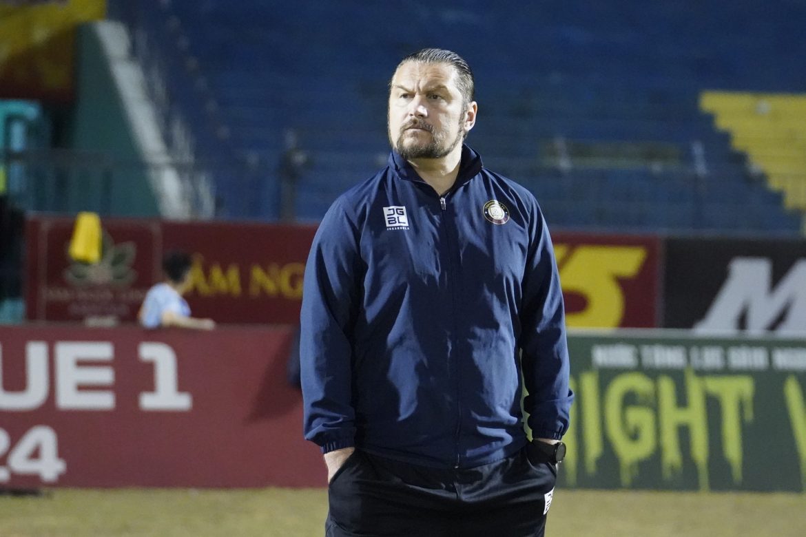 VAR gây tranh cãi ở V-League, HLV châu Âu công khai suy nghĩ