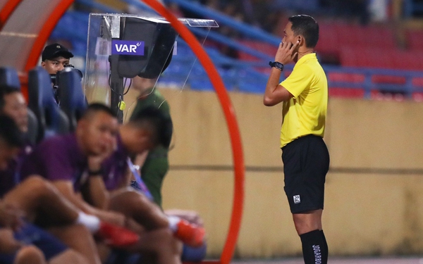 VAR gây tranh cãi trận HAGL – Hải Phòng, VPF nói gì?