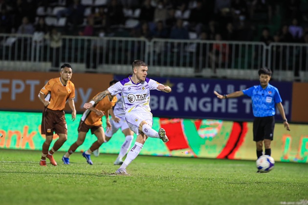 VAR hoạt động hết công suất trong ngày Hà Nội FC hủy diệt HAGL