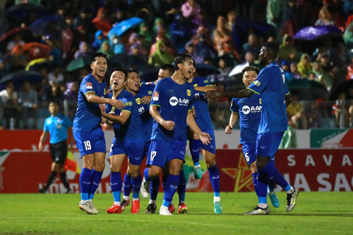 VAR lại khiến 1 HLV V-League tiếc nuối