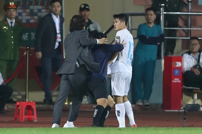 VFF không phạt nguội, VPF ra công văn chấn chỉnh HLV Gong Oh-kyun