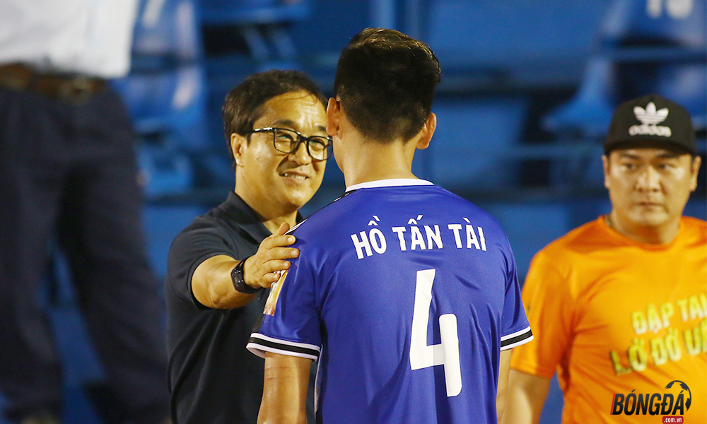 “Vi hành” sân Gò Đậu, trợ lý HLV Park Hang-seo hỏi thăm Anh Đức, động viên Tấn Tài