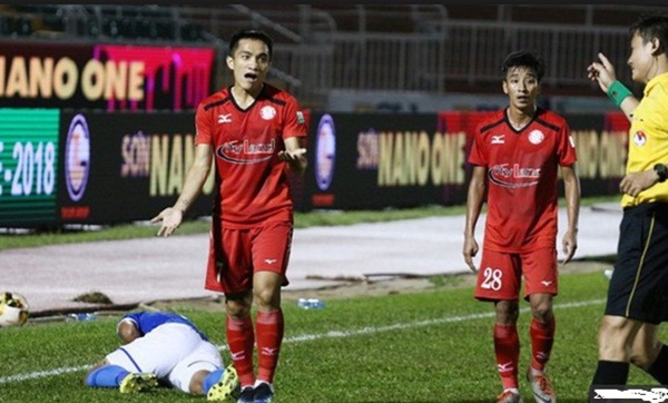 Vì sao Sầm Ngọc Đức vào bóng “rùng rợn” với Thế Hưng?