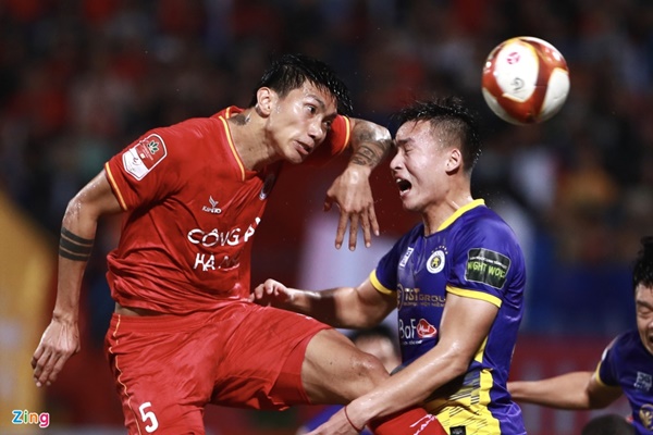 Việt Anh bầm mặt sau pha tranh chấp với Văn Hậu