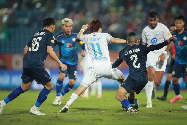 Vòng 14 V-League 2024/25: Ngôi đầu đổi chủ; Biến động quá lớn