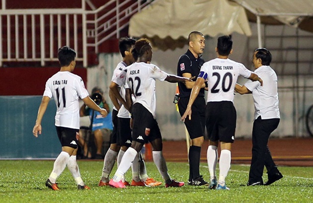 Vòng 20 V-League: Xin Vua đừng… bẻ còi!