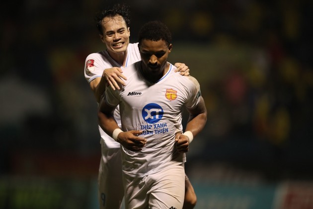 Vòng 21 V-League: Nam Định đếm ngày nâng Cúp; HAGL run rẩy