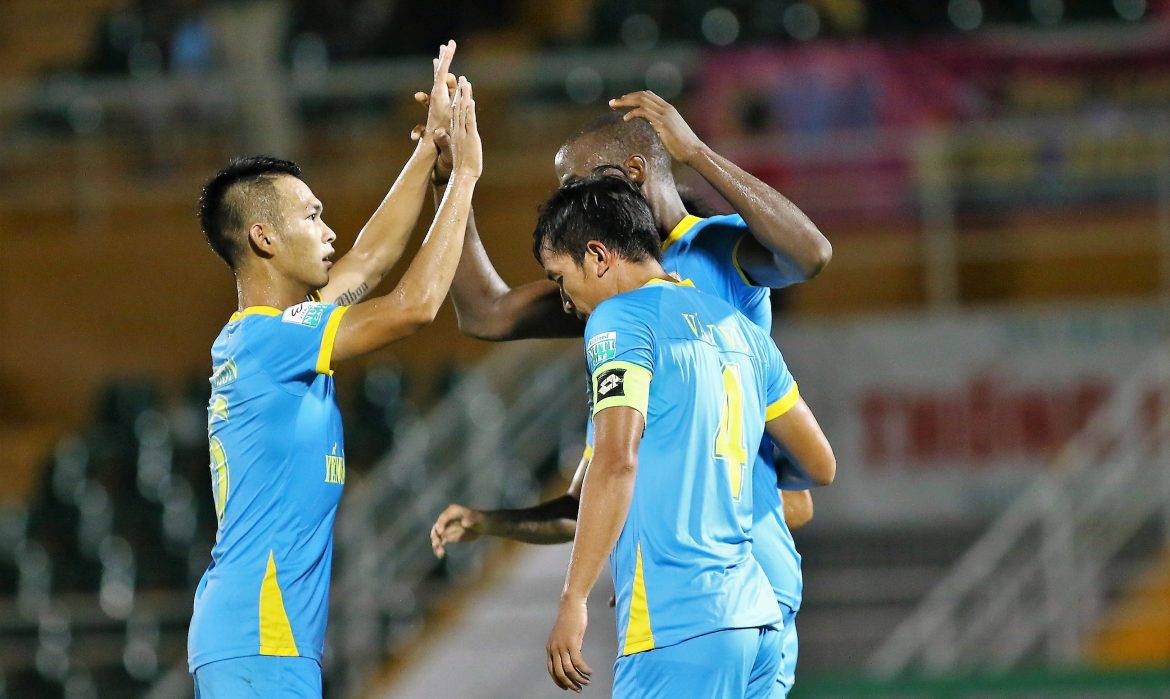 Vòng 22 V-League: Trọng tài “bẻ còi”, SLNA đại thắng trên sân Vinh – Hà Nội “chết hụt” ở phố biển