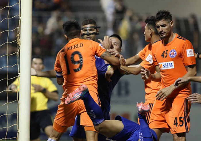 Vòng 23 V-League: Trọng tài kém, bạo lực tăng