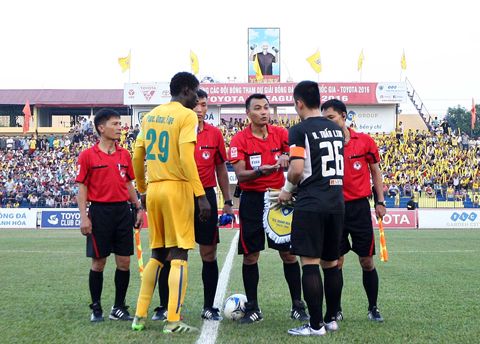 Vòng 24 V-League 2016: Trọng tài ngoại và nội tiếp tục gây tranh cãi