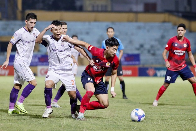 Vòng 3 V.League: Đình Bắc sắp thành ngôi sao lớn; Pha phản lưới khó tin