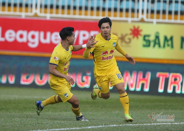 Vòng 4 V-League: Trọng tài tưởng tượng 11m, Quang Hải ồn ào