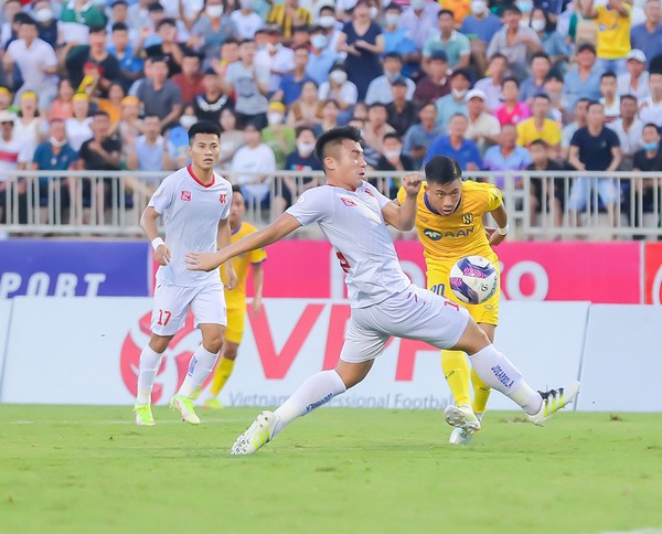 Vòng 9 V-League: HAGL tăng tốc, 2 đại diện TP.HCM lâm nguy