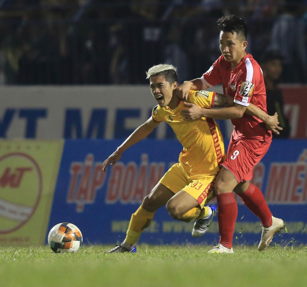 Vòng cuối V-League 2019: Vừa đá vừa nối mạng