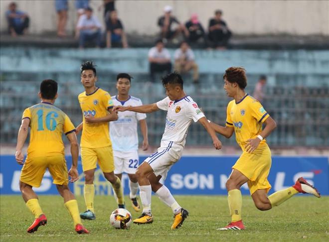 Vũ Minh Tuấn tỏa sáng, FLC Thanh Hóa trở lại top 3