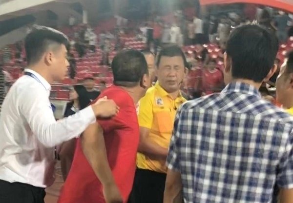 Vụ trọng tài bị nhổ nước bọt: “Tôi cũng chỉ vì yêu đội bóng”