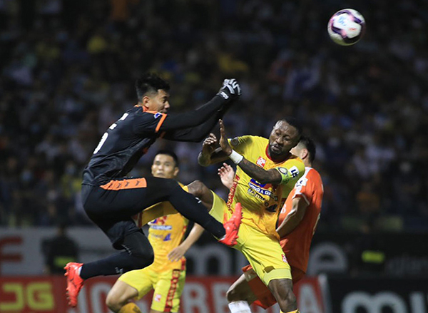 Vua dội bom V-League bị phạt nặng sau hàng loạt hành vi phi thể thao