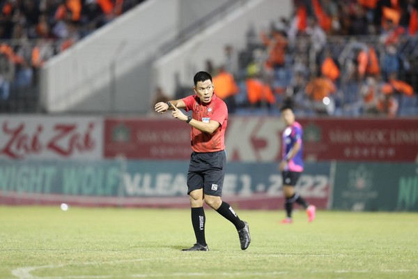 Vua ngoại cũng phạm sai sót, sao phải trách trọng tài nội?