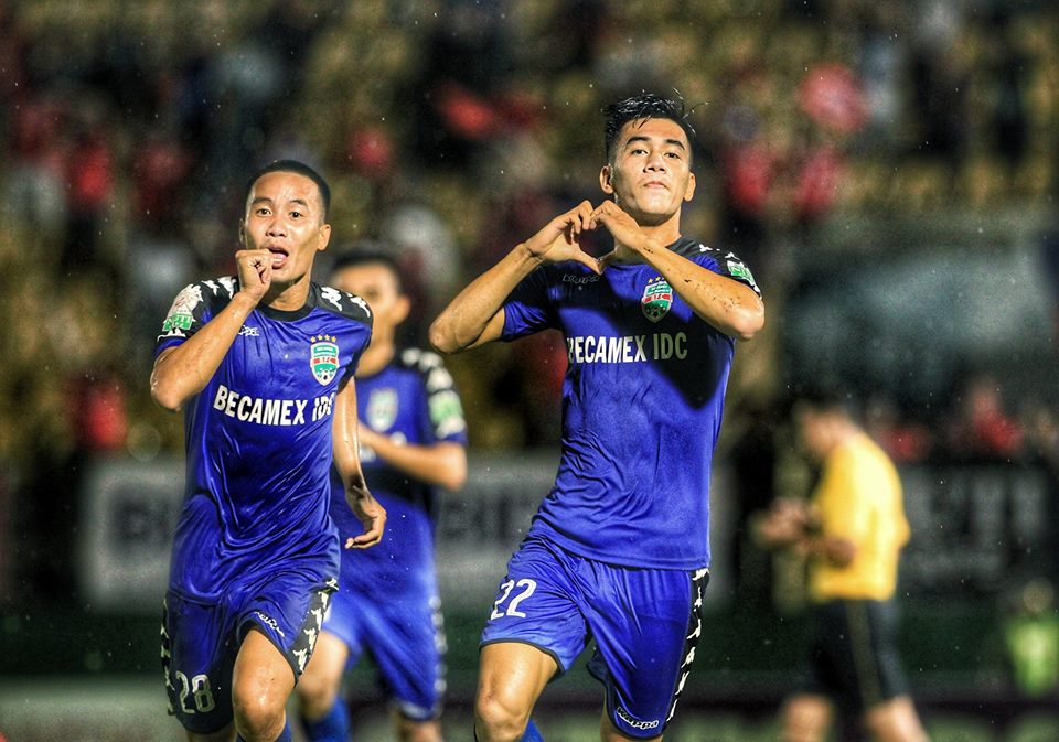 “Vua” phá lưới nội tặng quà đặc biệt cho bạn gái xinh đẹp