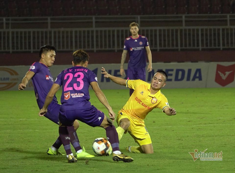 “Vua” sai be bét, Ban trọng tài cứ ngoảnh mặt thờ ơ?