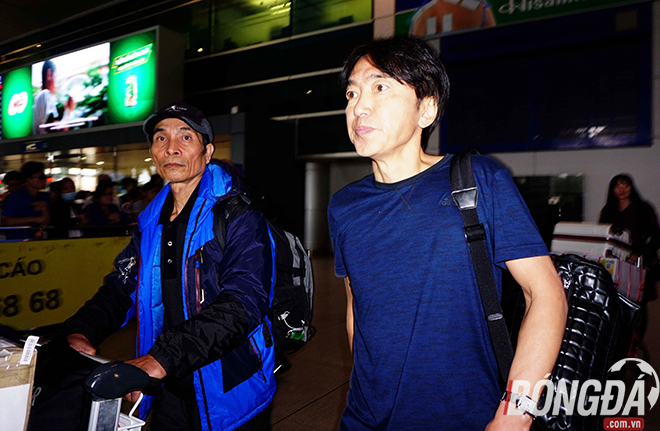 Vừa xuống sân bay, HLV Miura lập tức xuất hiện trên khán đài cùng Công Vinh