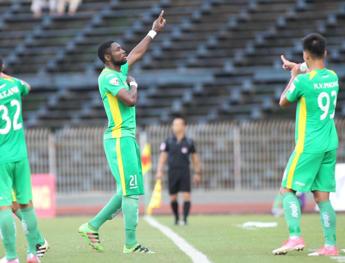 XSKT Cần Thơ nhìn từ cái ôm của HLV Vũ Quang Bảo và Nsi