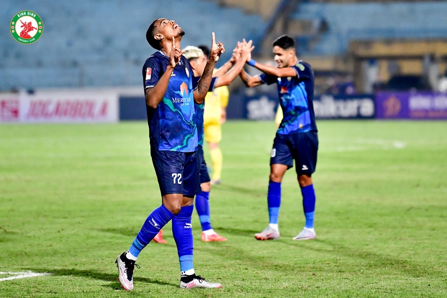 Xuân Mạnh mắc lỗi, Hà Nội FC phơi áo ngay trên sân nhà