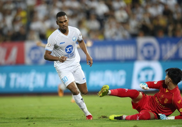 Xuân Son lập cú đúp, Tuấn Anh kiến tạo, Nam Định thắng dễ SLNA