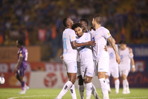 Xuân Son “nổ” hat-trick, Nam Định vùi dập Bình Dương ngay Gò Đậu