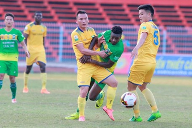 Xuân Toàn tỏa sáng, SLNA bỏ xa khu vực “cầm đèn đỏ”